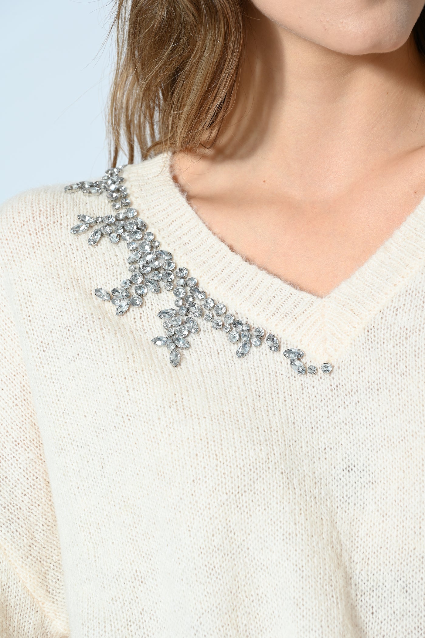 MAGLIA SCOLLO A V CON STRASS