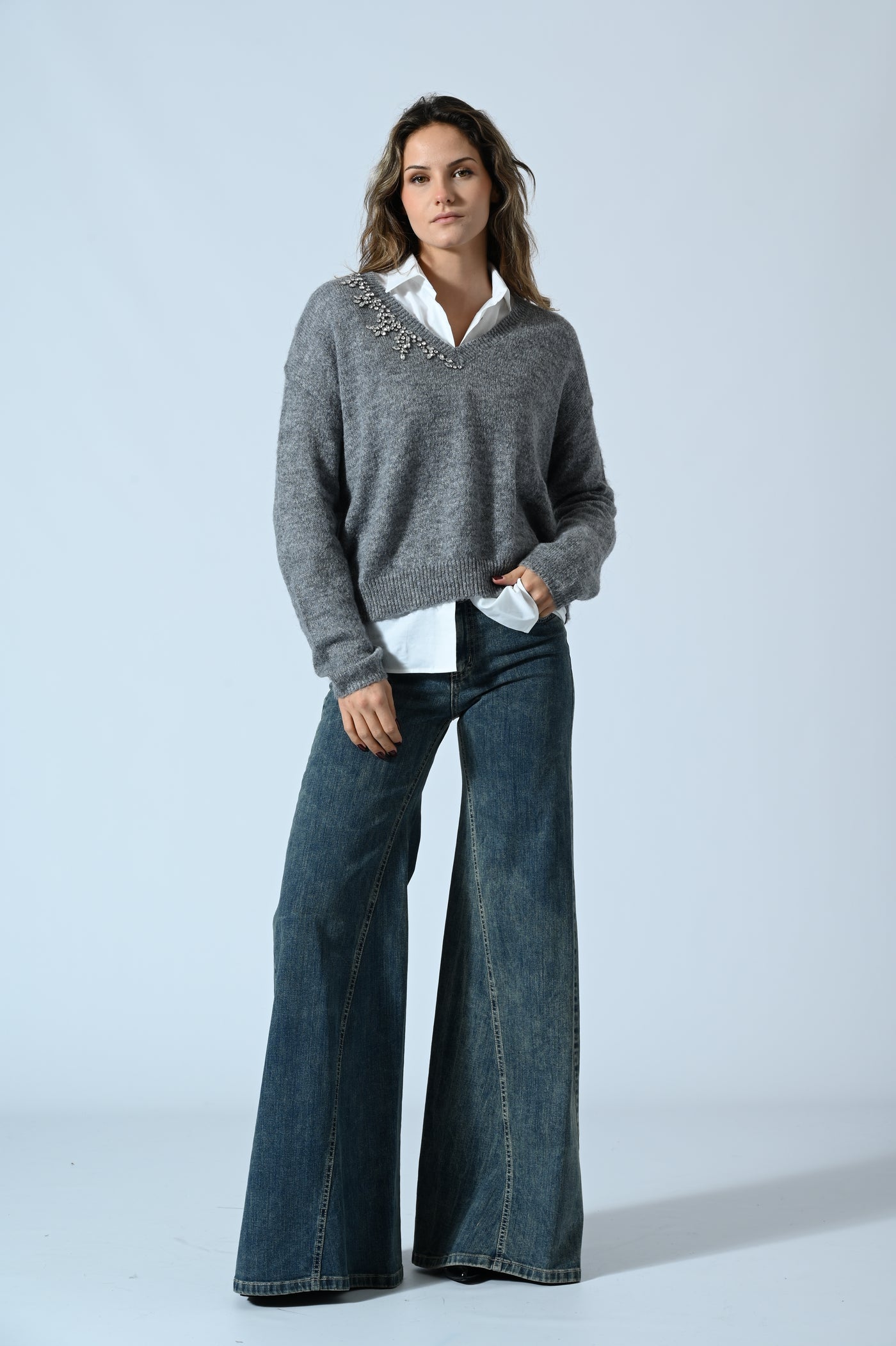 MAGLIA SCOLLO A V CON STRASS