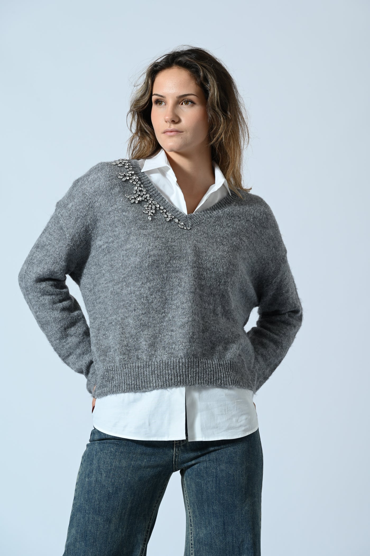 MAGLIA SCOLLO A V CON STRASS