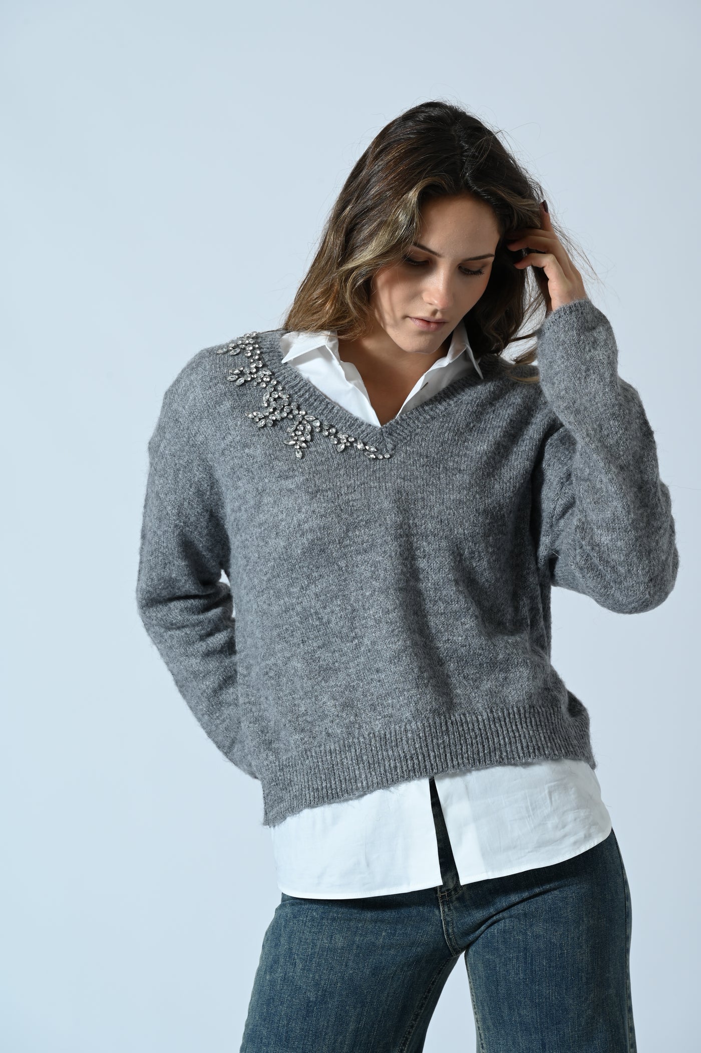 MAGLIA SCOLLO A V CON STRASS
