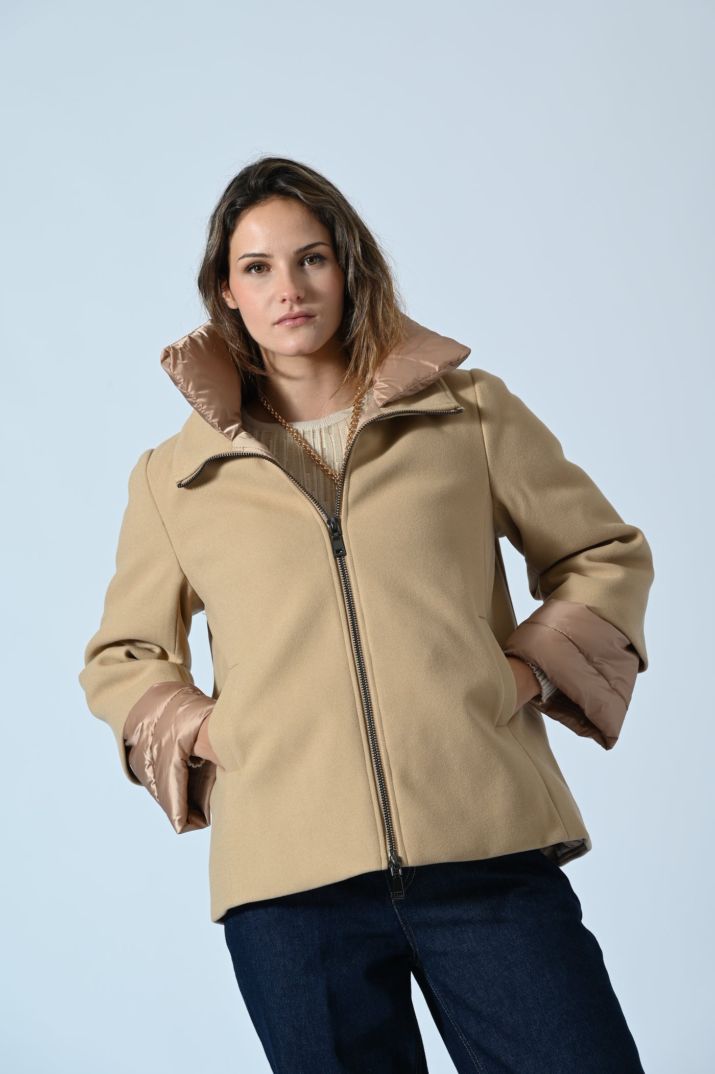 CAPPOTTO CORTO CON INSERTI ECOPIUMA