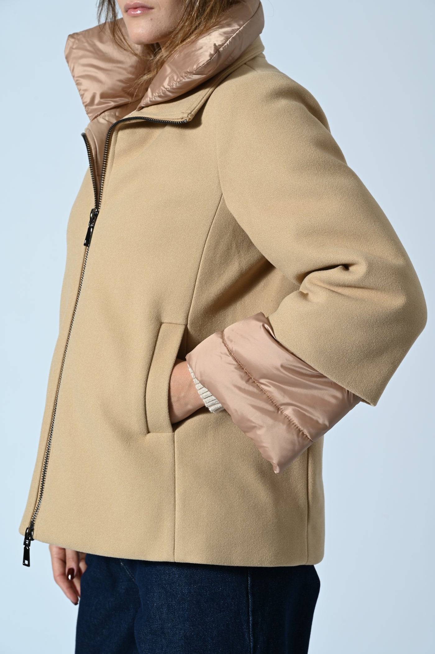 CAPPOTTO CORTO CON INSERTI ECOPIUMA