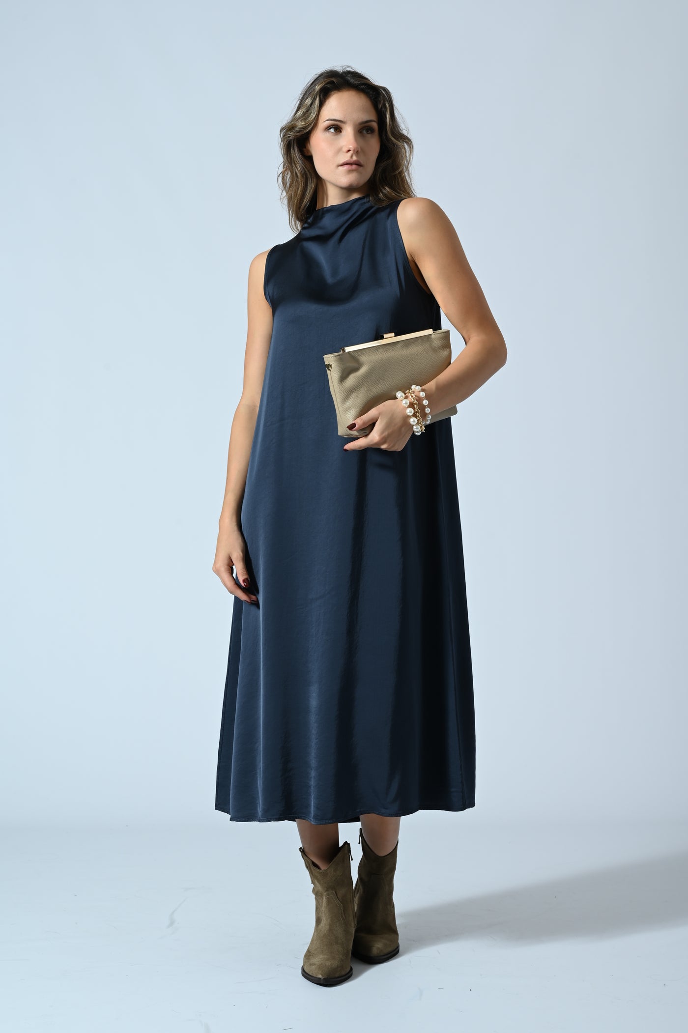 ABITO SMANICATO IN RASO