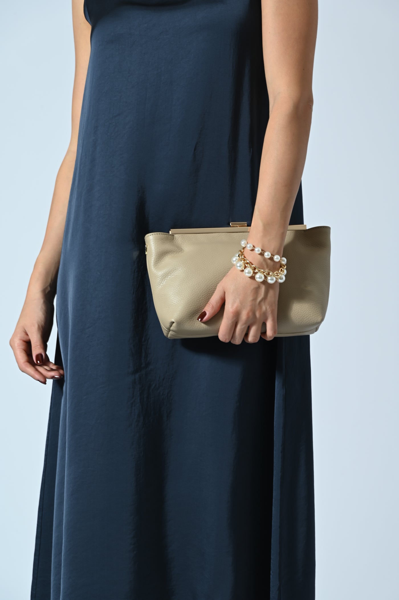 ABITO SMANICATO IN RASO