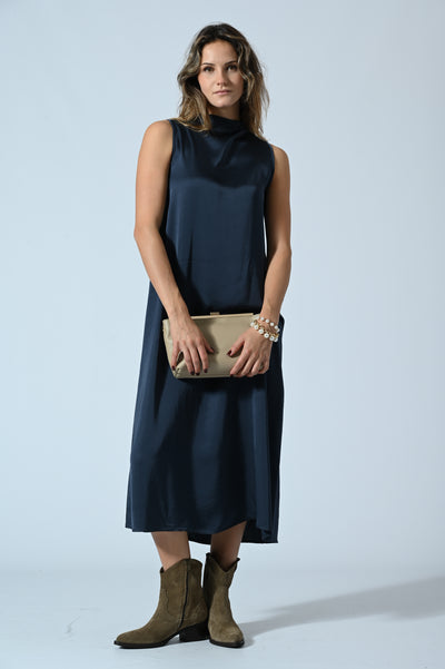 ABITO SMANICATO IN RASO