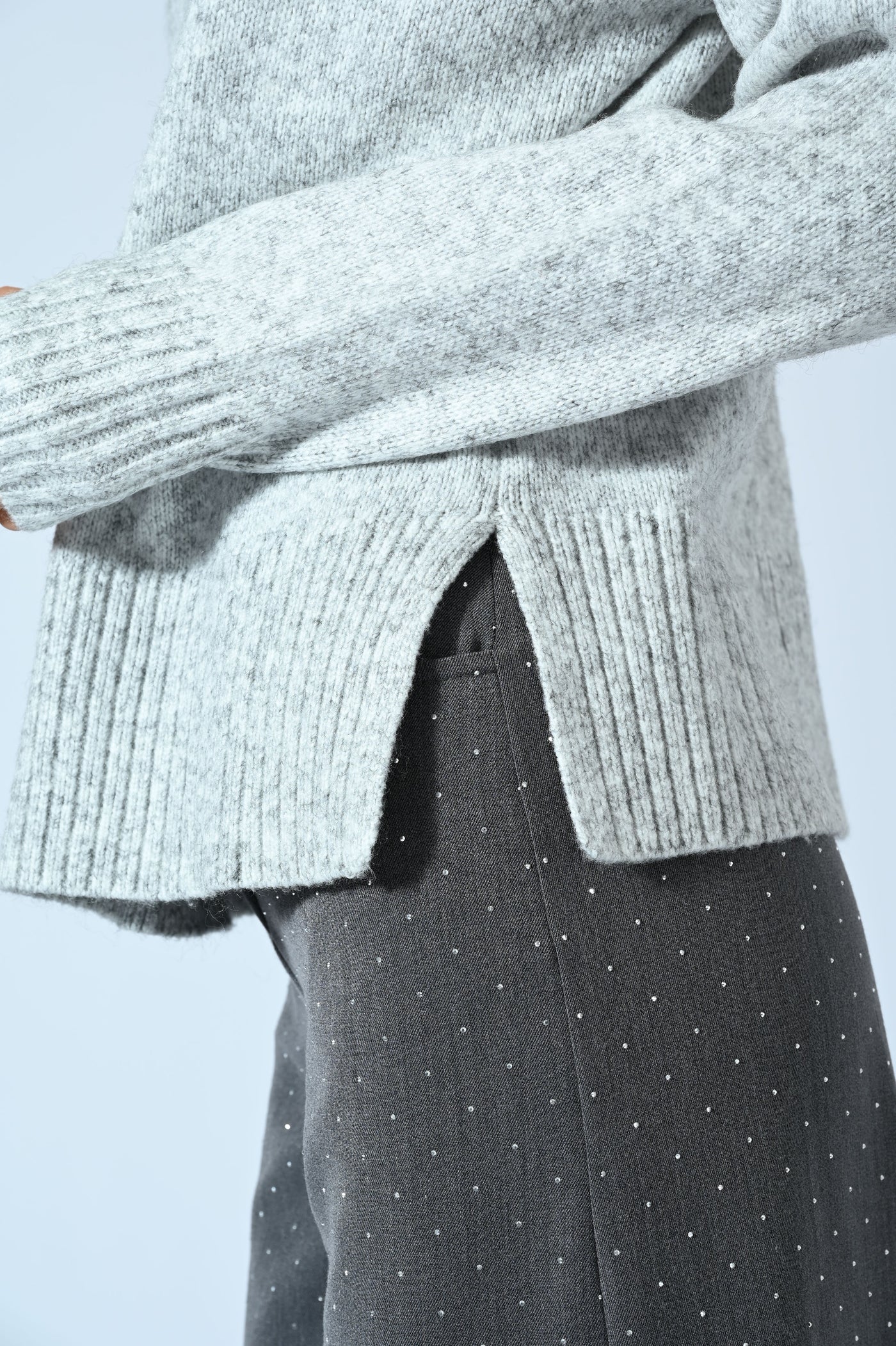 MAGLIA CON SCOLLO A V