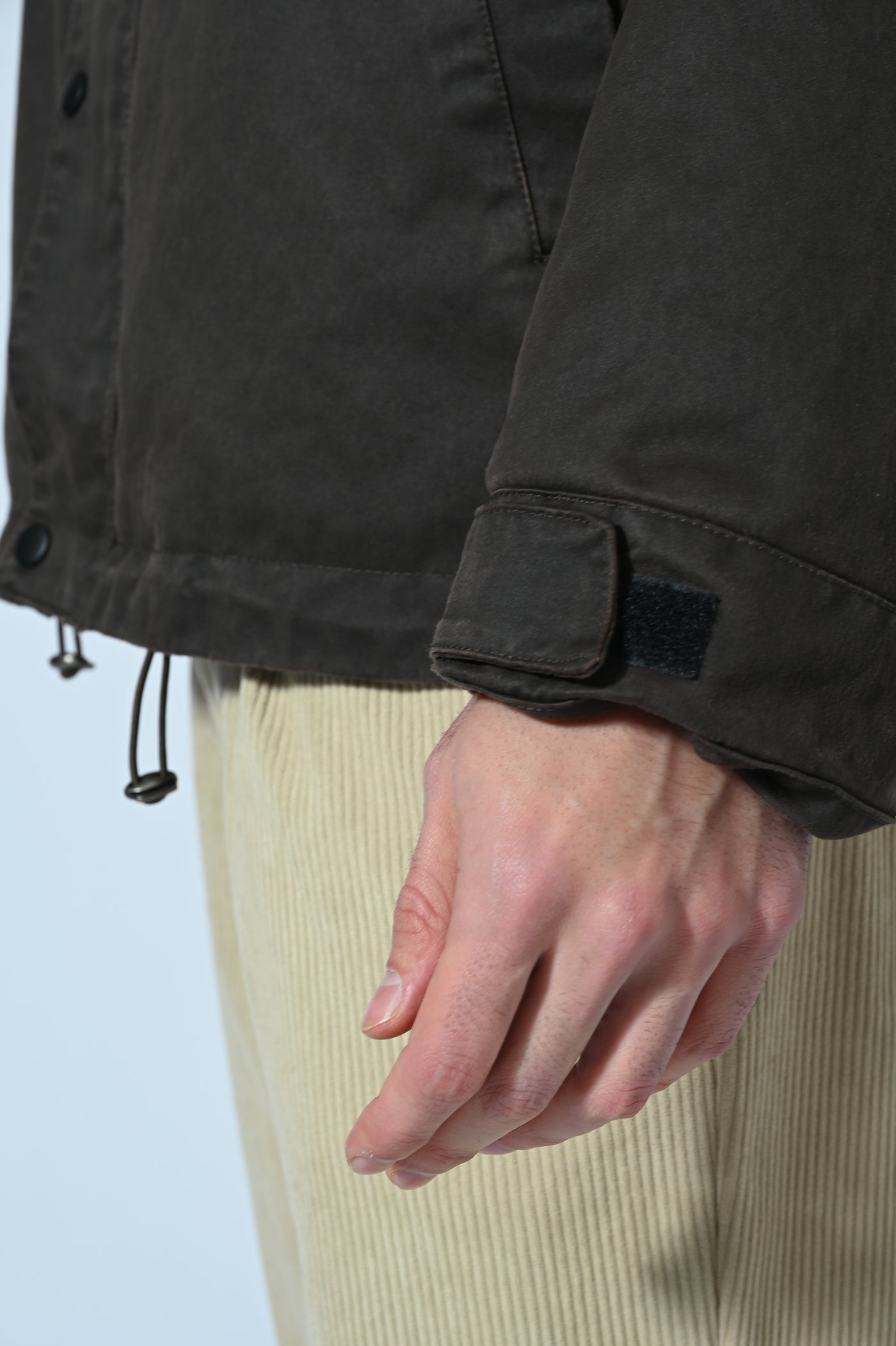 GIUBBOTTO CON CAPPUCCIO IN TESSUTO CERATO